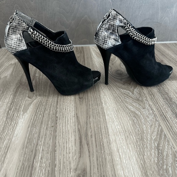 GUESS SUEDE SNAKE PRINT BOOTIES - Picture 8 of 10